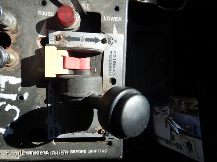 image for item L1395 2012 Peterbilt 365  semi truck