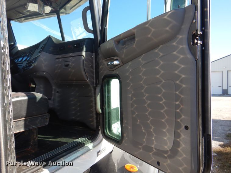 image for item L1395 2012 Peterbilt 365  semi truck