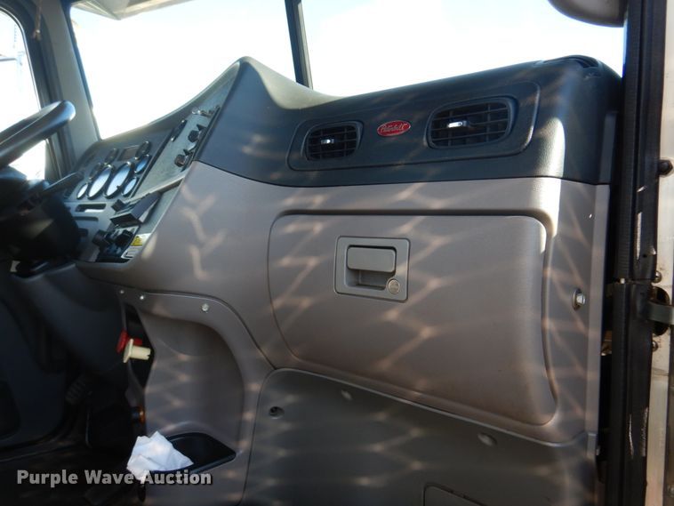 image for item L1395 2012 Peterbilt 365  semi truck