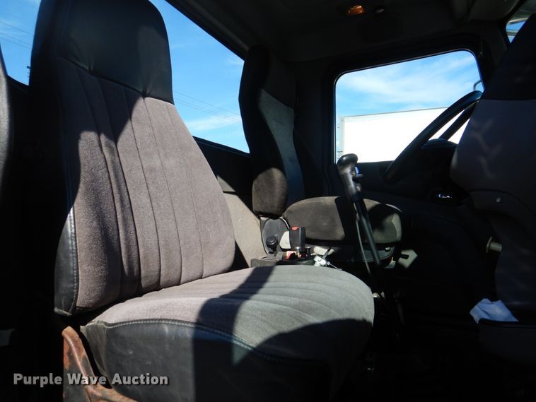 image for item L1395 2012 Peterbilt 365  semi truck