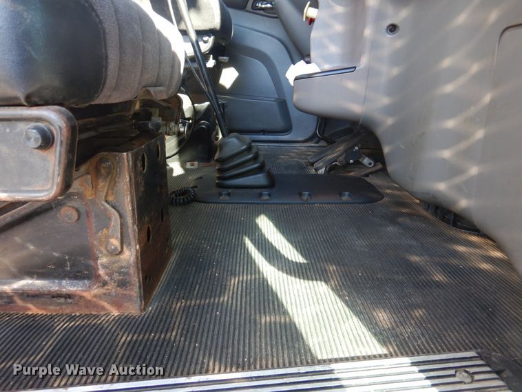 image for item L1395 2012 Peterbilt 365  semi truck