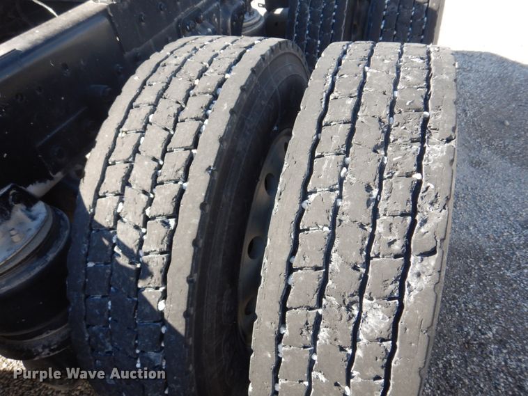 image for item L1395 2012 Peterbilt 365  semi truck