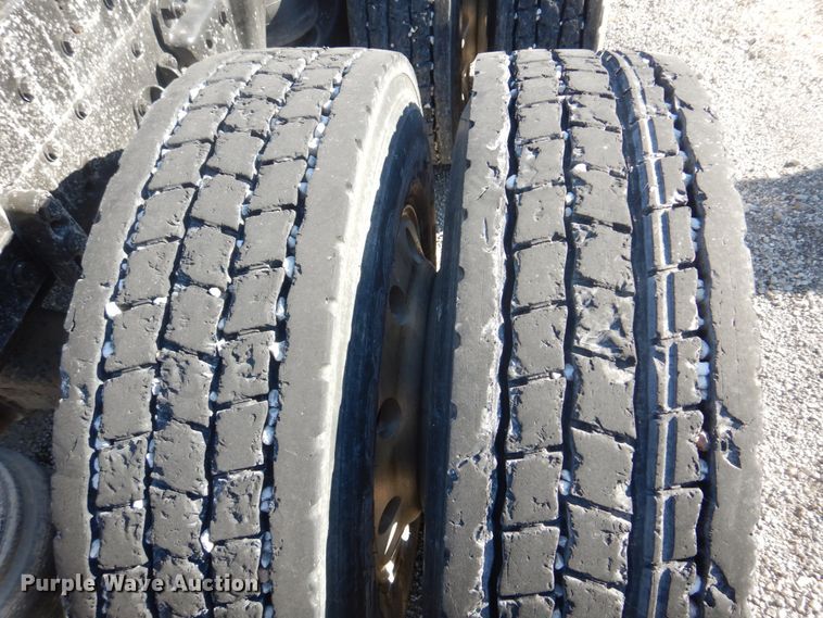 image for item L1395 2012 Peterbilt 365  semi truck