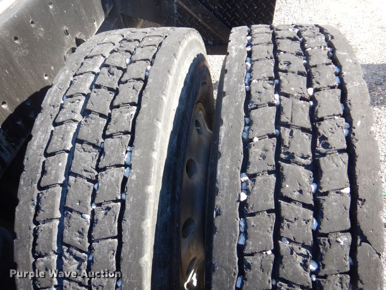 image for item L1395 2012 Peterbilt 365  semi truck