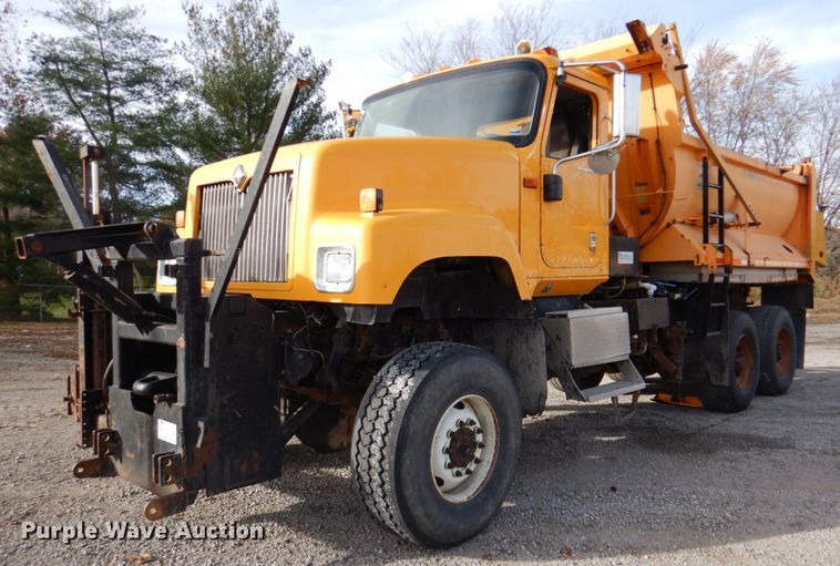 image for item DK1410 2003 International 5500i  dump truck