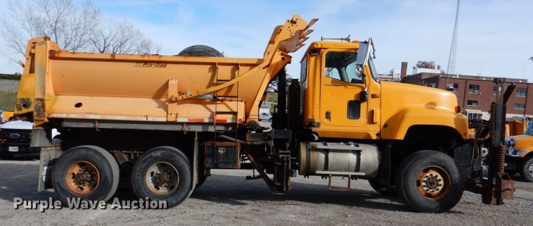 image for item DK1410 2003 International 5500i  dump truck
