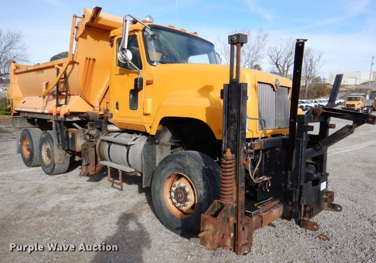 image for item DK1410 2003 International 5500i  dump truck