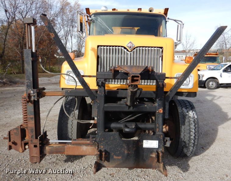 image for item DK1410 2003 International 5500i  dump truck