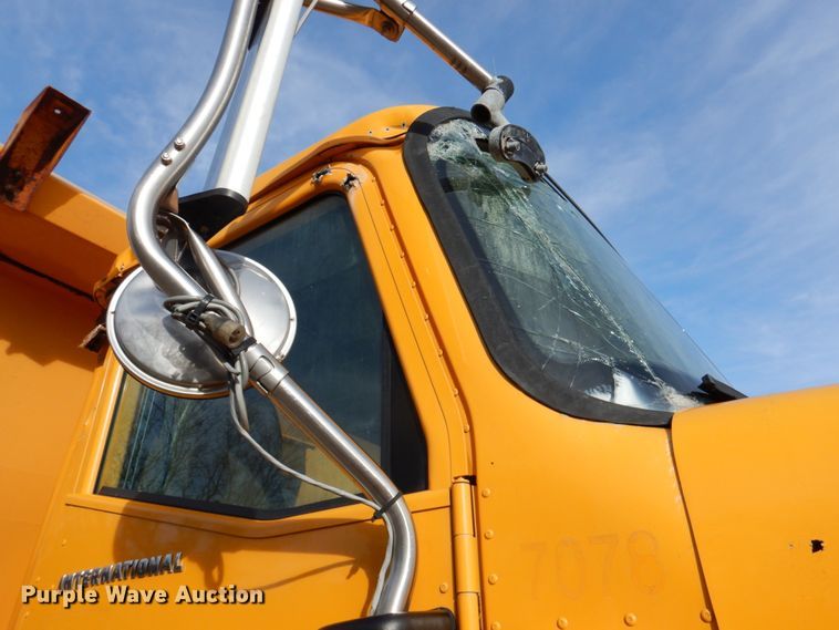 image for item DK1410 2003 International 5500i  dump truck