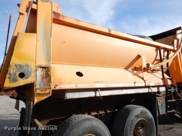image for item DK1410 2003 International 5500i  dump truck