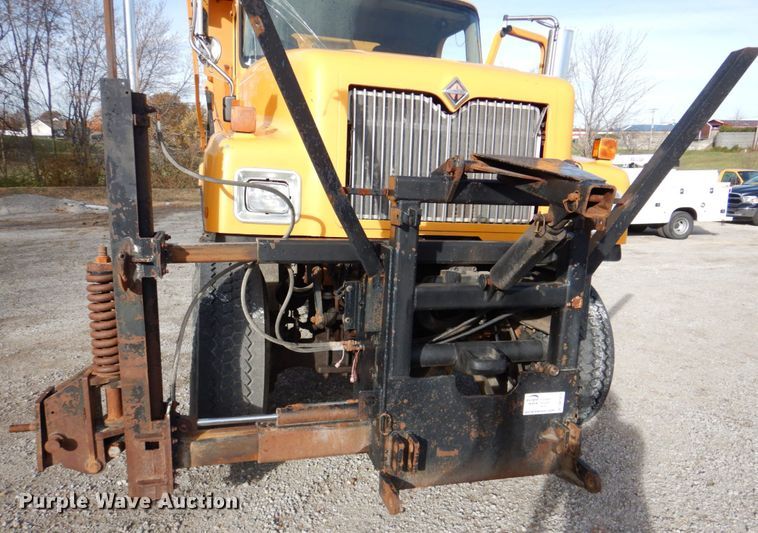 image for item DK1410 2003 International 5500i  dump truck