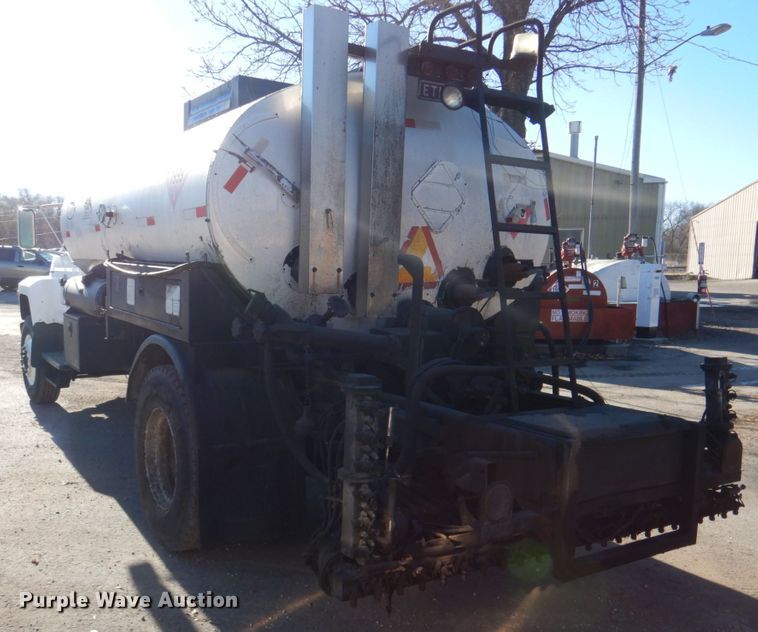 image for item DK1469 1994 Ford F700  oil distributor truck