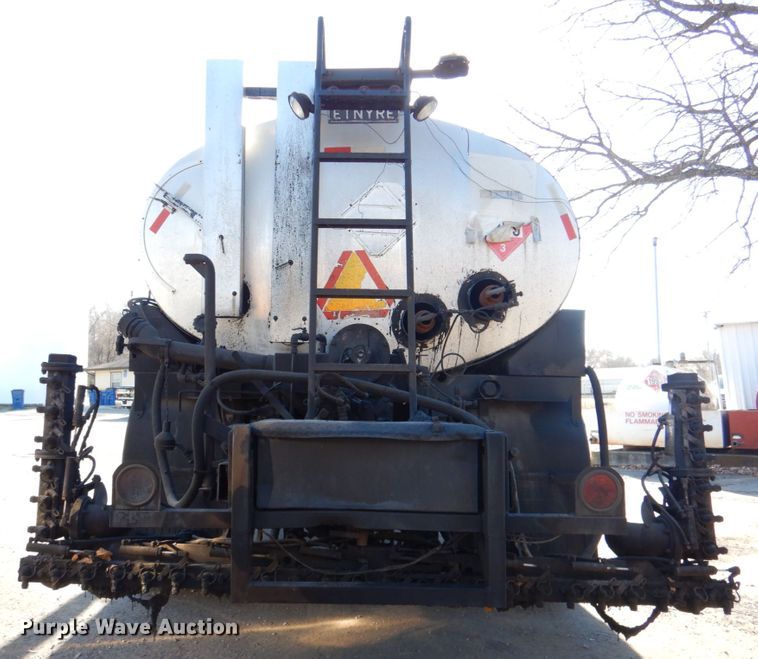 image for item DK1469 1994 Ford F700  oil distributor truck