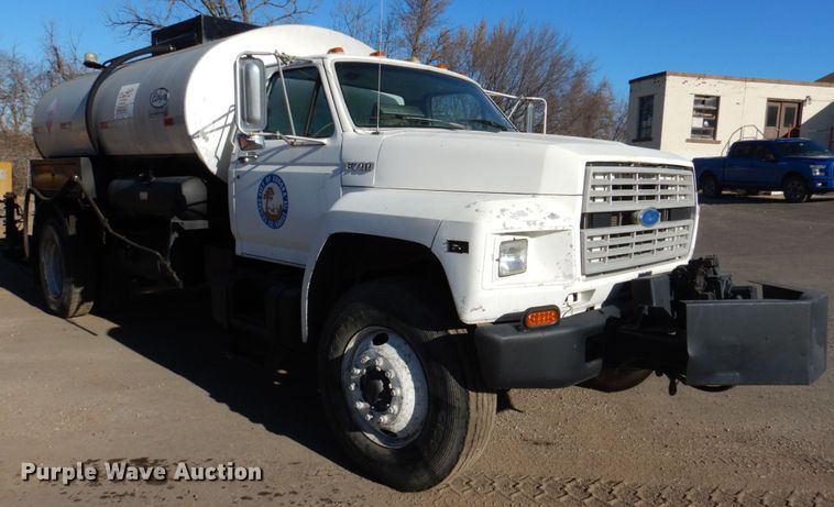 image for item DK1469 1994 Ford F700  oil distributor truck