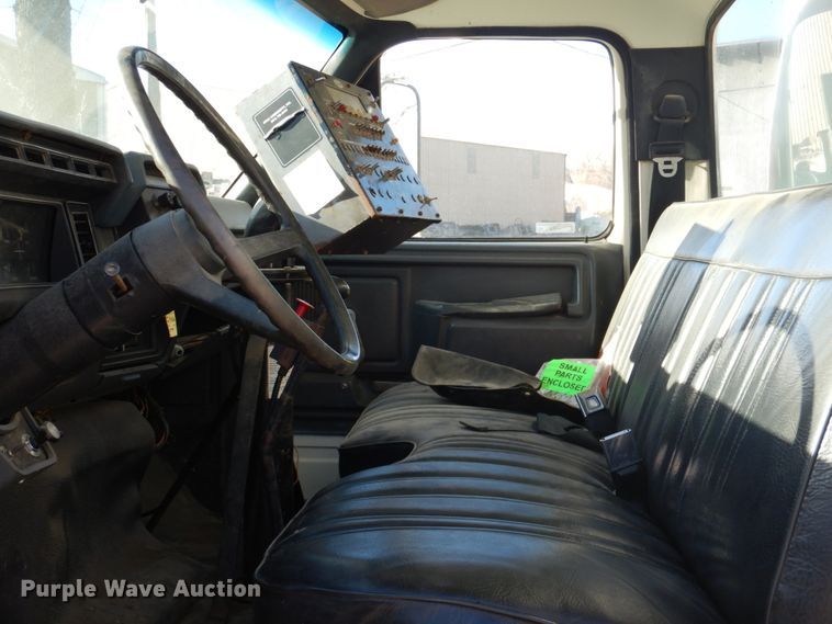 image for item DK1469 1994 Ford F700  oil distributor truck