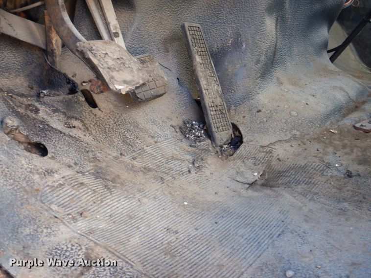 image for item DK1469 1994 Ford F700  oil distributor truck