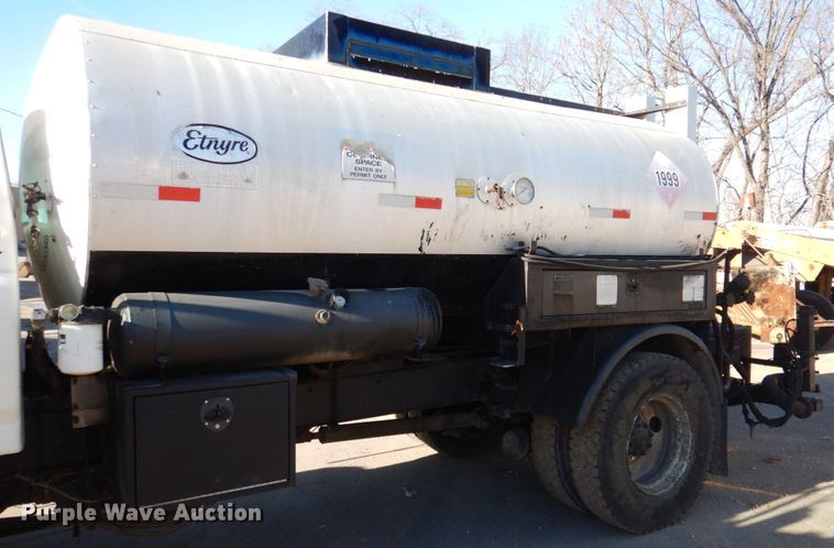 image for item DK1469 1994 Ford F700  oil distributor truck