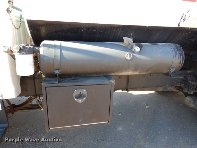 image for item DK1469 1994 Ford F700  oil distributor truck