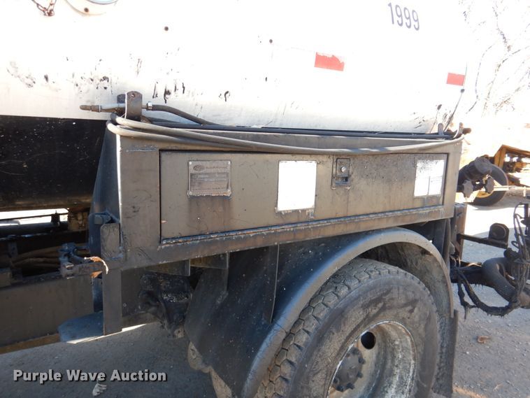 image for item DK1469 1994 Ford F700  oil distributor truck