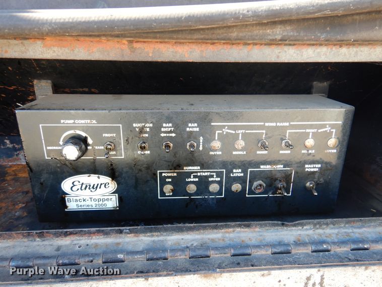 image for item DK1469 1994 Ford F700  oil distributor truck