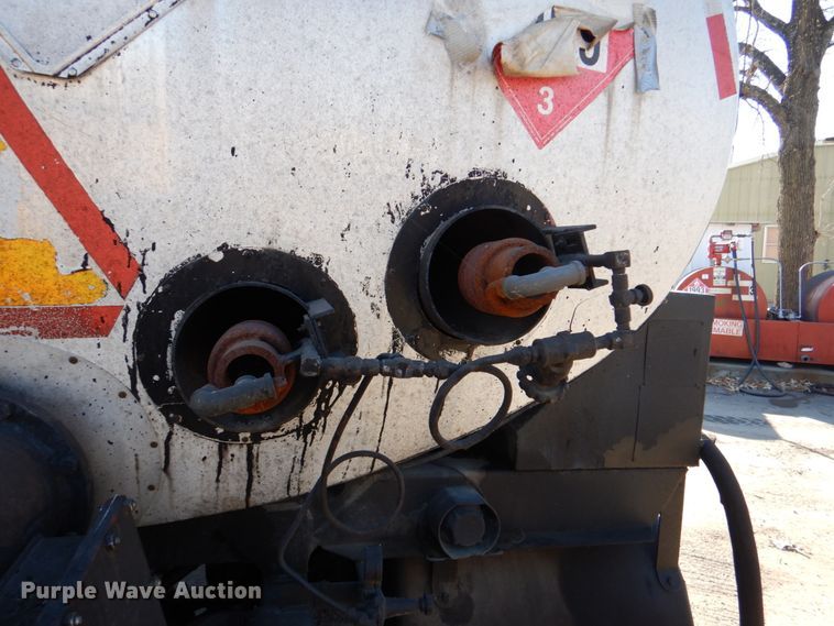 image for item DK1469 1994 Ford F700  oil distributor truck