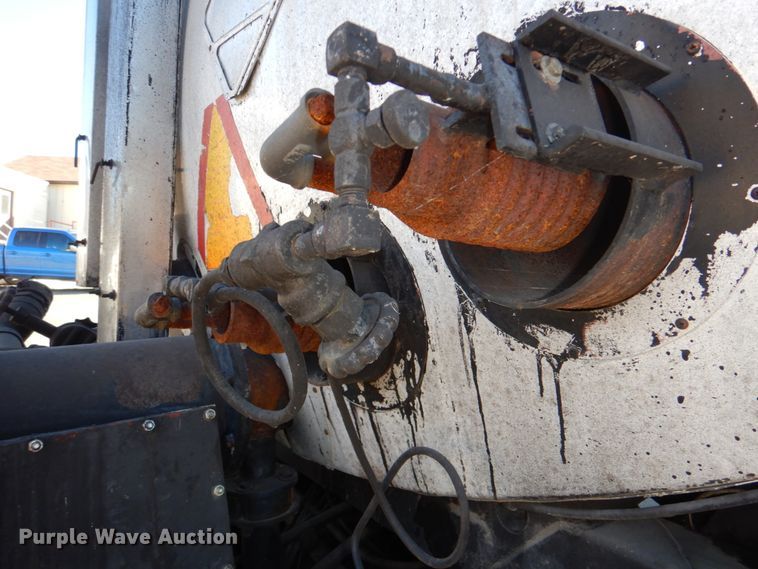 image for item DK1469 1994 Ford F700  oil distributor truck