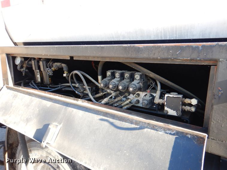 image for item DK1469 1994 Ford F700  oil distributor truck