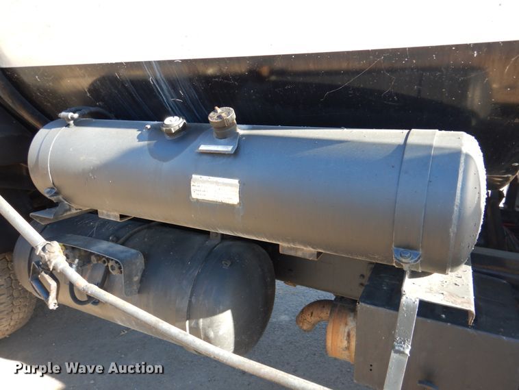 image for item DK1469 1994 Ford F700  oil distributor truck