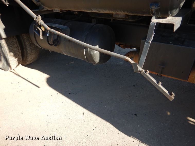 image for item DK1469 1994 Ford F700  oil distributor truck