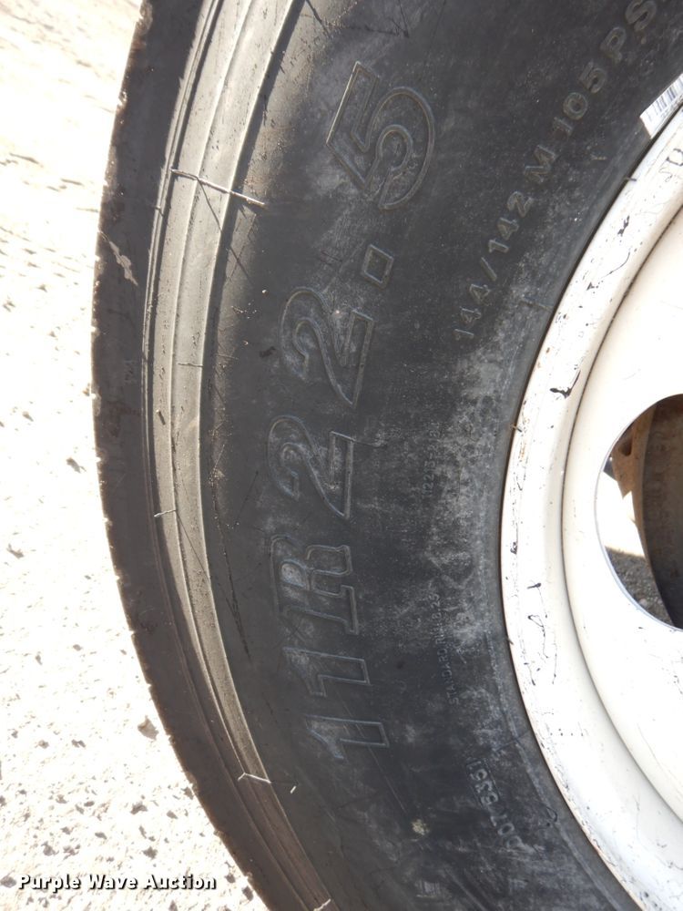 image for item DK1469 1994 Ford F700  oil distributor truck