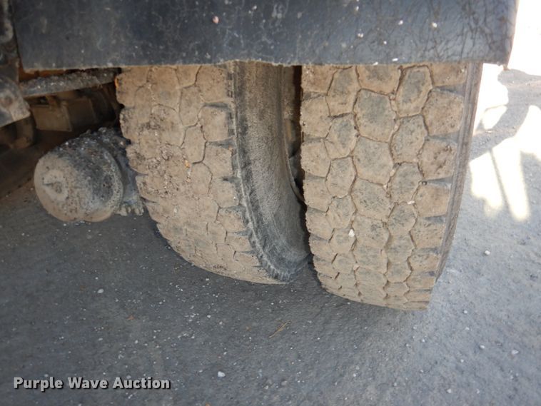 image for item DK1469 1994 Ford F700  oil distributor truck