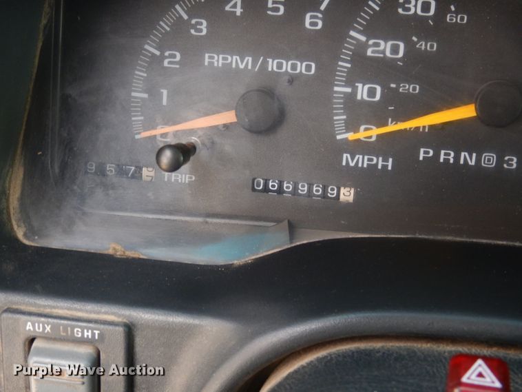 image for item DK3077 2002 GMC Sierra 3500HD SLE  dump truck