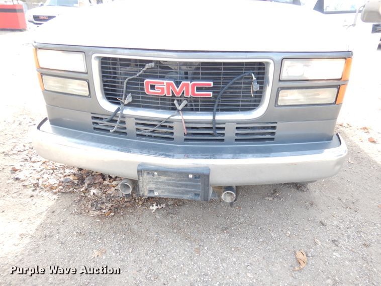 image for item DK3077 2002 GMC Sierra 3500HD SLE  dump truck