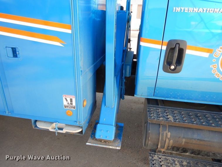 image for item DK3364 2002 International 4300  bucket truck