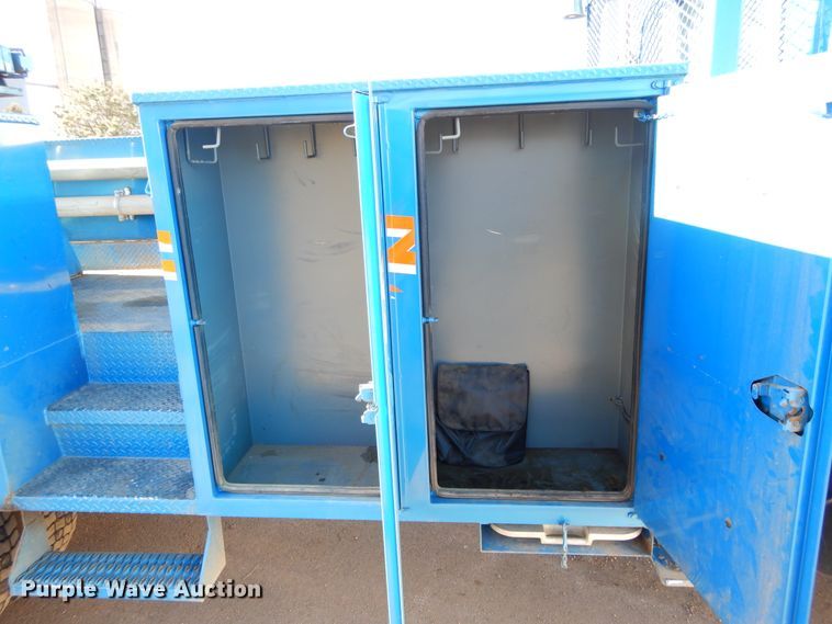 image for item DK3364 2002 International 4300  bucket truck