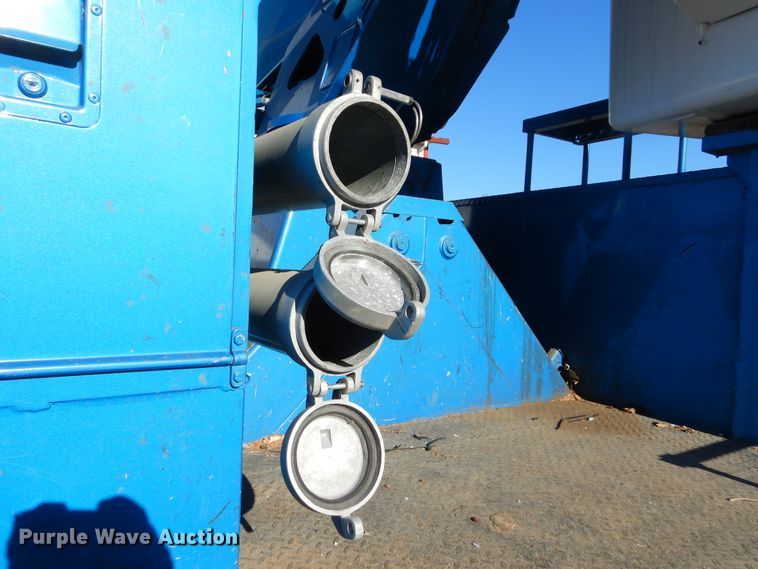 image for item DK3364 2002 International 4300  bucket truck