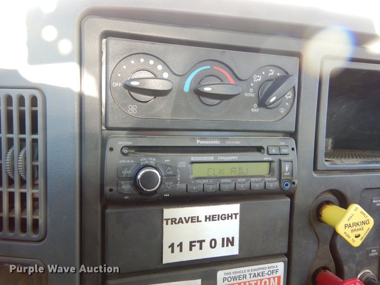 image for item DK3364 2002 International 4300  bucket truck