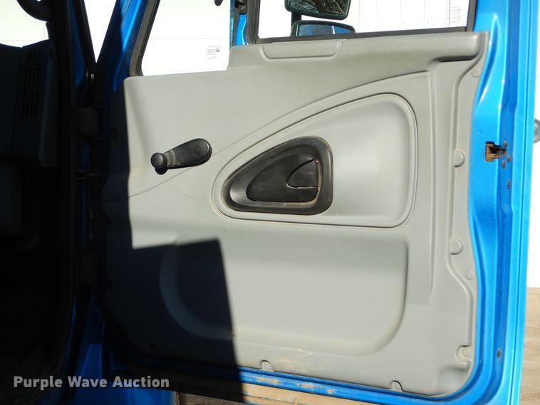 image for item DK3364 2002 International 4300  bucket truck