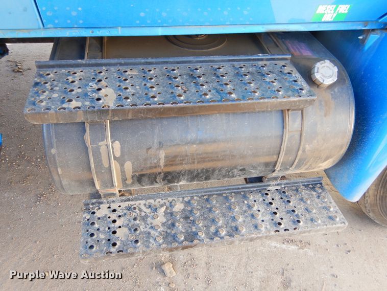 image for item DK3364 2002 International 4300  bucket truck