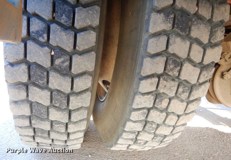 image for item DK3364 2002 International 4300  bucket truck