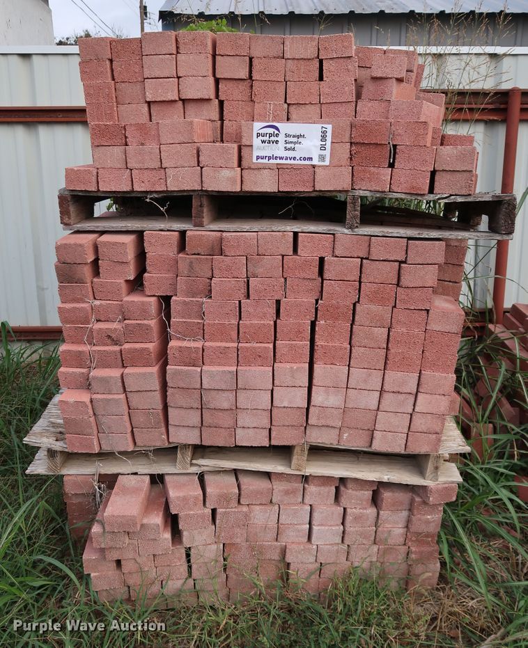 image for item DL0667 Approximately 1,500 bricks