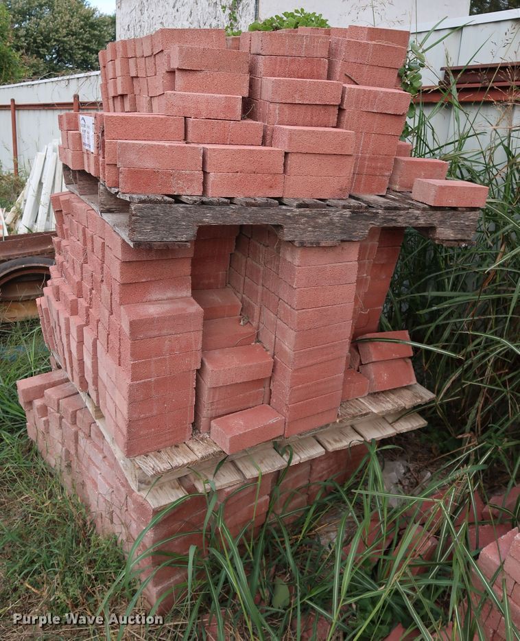 image for item DL0667 Approximately 1,500 bricks