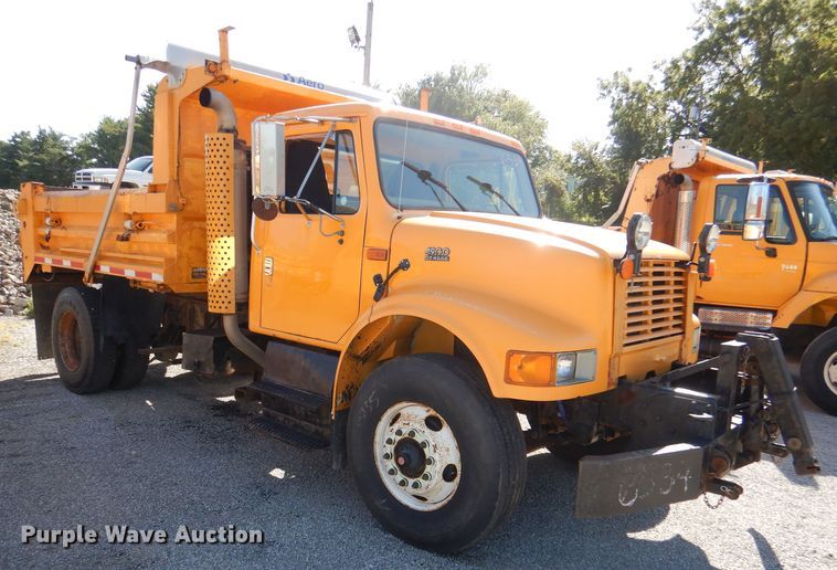 image for item DM1375 2002 International 4900  dump truck