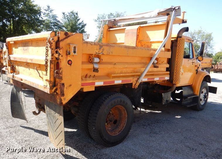 image for item DM1375 2002 International 4900  dump truck