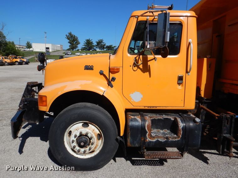 image for item DM1375 2002 International 4900  dump truck