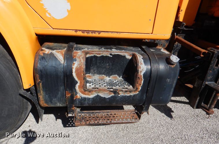 image for item DM1375 2002 International 4900  dump truck