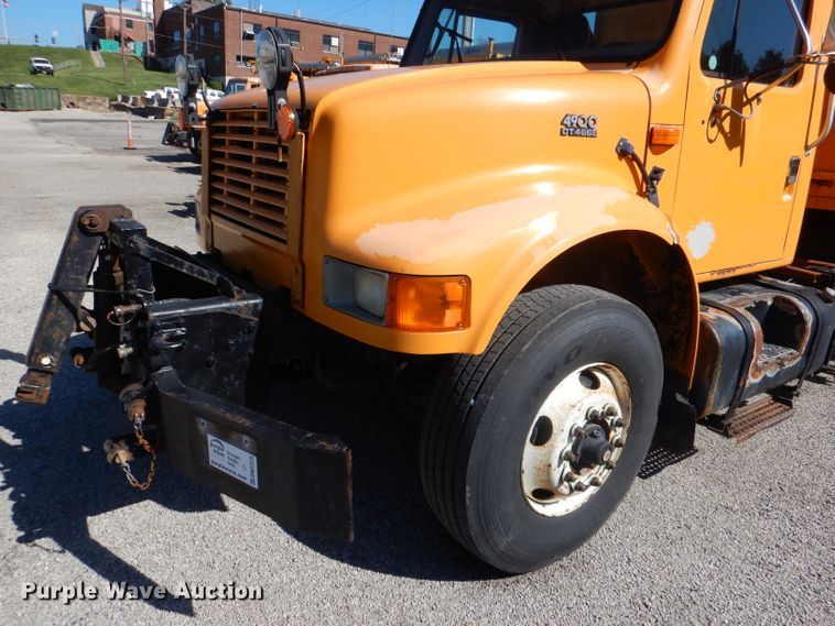 image for item DM1375 2002 International 4900  dump truck