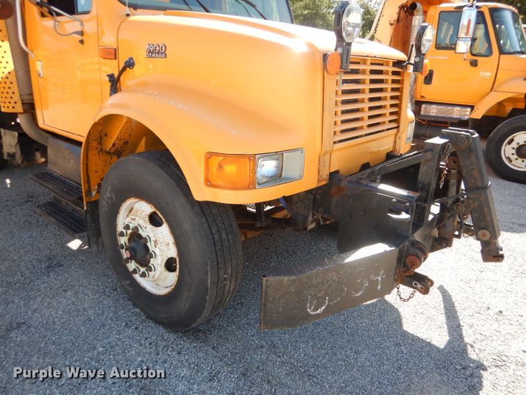 image for item DM1375 2002 International 4900  dump truck