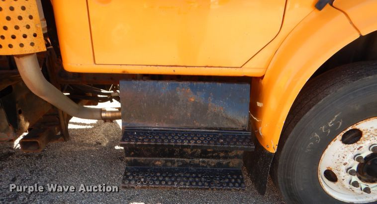 image for item DM1375 2002 International 4900  dump truck