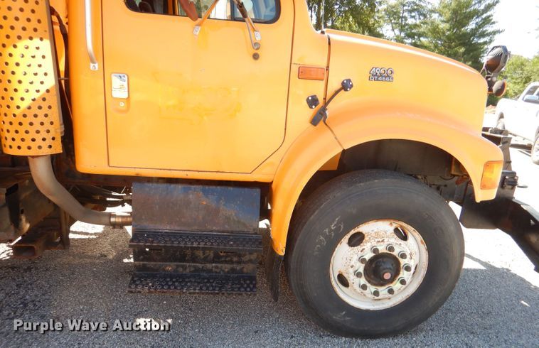 image for item DM1375 2002 International 4900  dump truck